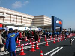 �ߑO�P�O���̃I�[�v����O�ɂT�O�O�l�ȏオ�s����������B���ɂ͐[��뎞�ɗ����l��